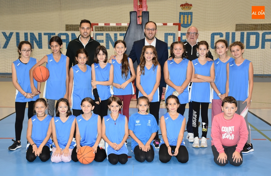 El Ayuntamiento muestra su apoyo al equipo de la Escuela de Basket ante su inminente debut