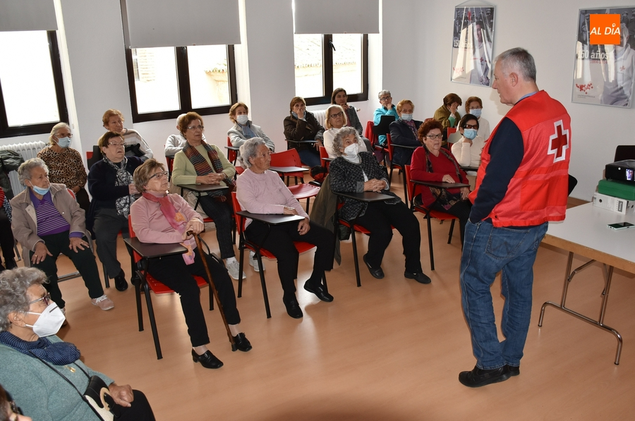 Una treintena de mayores amplía sus conocimientos sobre las pastillas