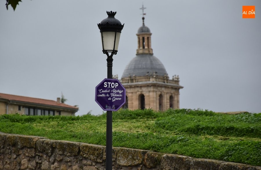 Colocados una remesa de ‘STOP’ morados contra la violencia de género