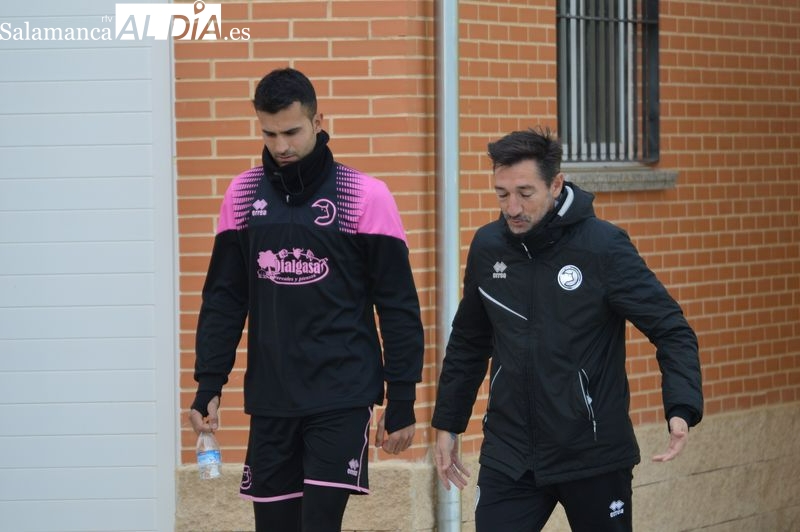 Casañ entrena a Unionistas bajo la mirada de un Sandoval que arropa al equipo tras la derrota en León