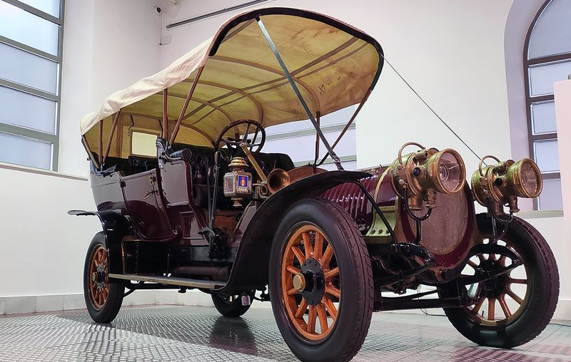 El coche vinculado a ‘La Bella Otero’ expuesto en Salamanca tras ser rescatado de una bodega