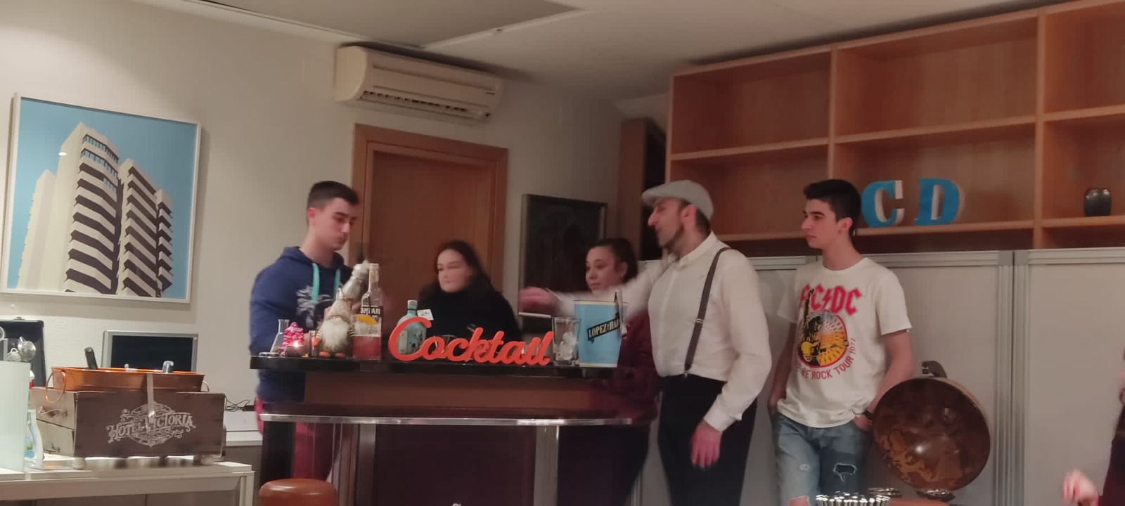 Exitoso comienzo del Taller de coctelería navideña ofrecido por Teo Marcos 