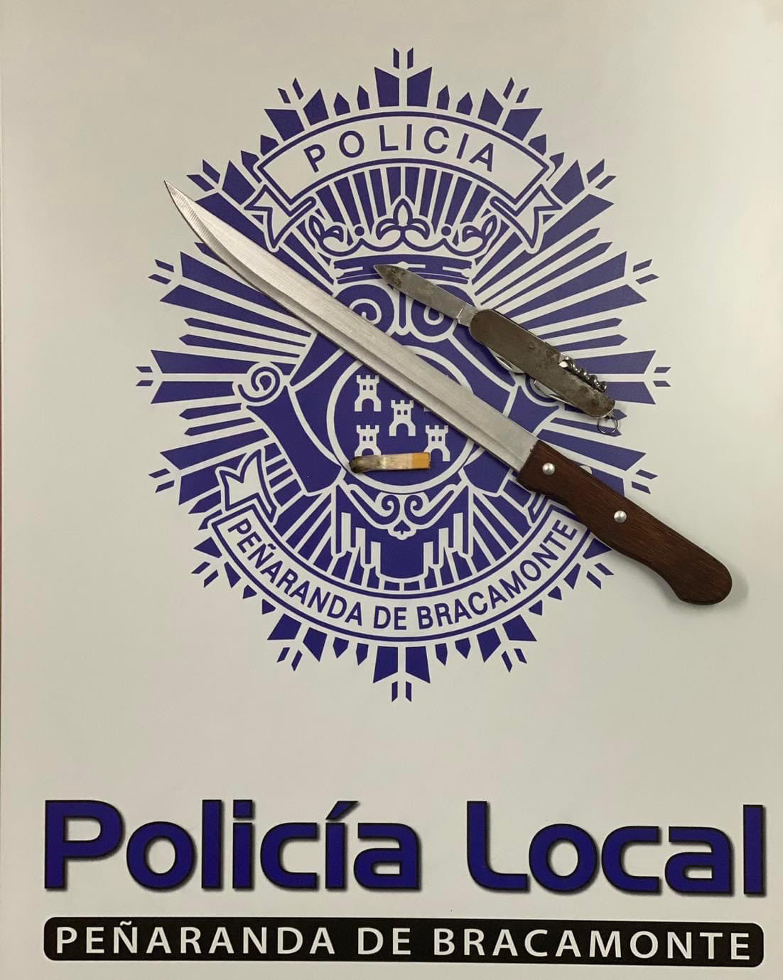 Un registro de la Policía a varios menores acaba con la incautación de drogas y dos navajas de 24 y 6 centímetros 