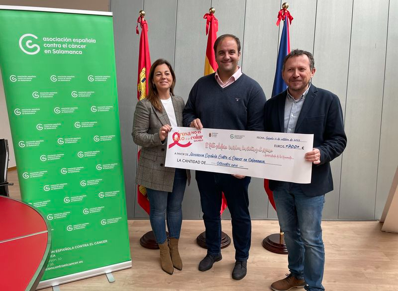 Entrega de la recaudación de las actividades solidarias con la lucha contra el cáncer 