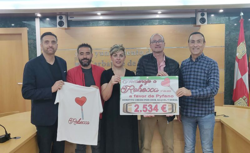 Carbajosa entrega a Pyfano la recaudación del homenaje a Rebeca