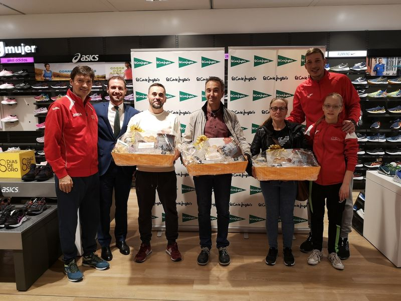 Entrega de los premios a los ganadores del sorteo de la Carrera de los 1.000 pasos 