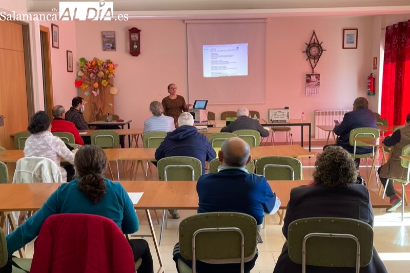 La Subdelegación del Gobierno organiza en Cantalpino una formación vecinal para realizar tramites administrativos a través de movil o pc