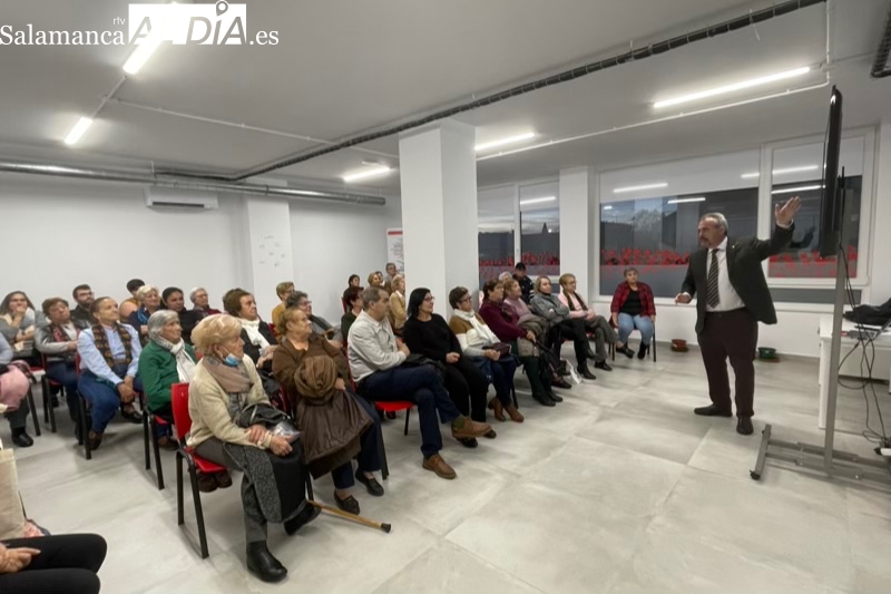Decenas de personas participan en la charla sobre medicamentos y su correcto uso organizada por Cruz Roja