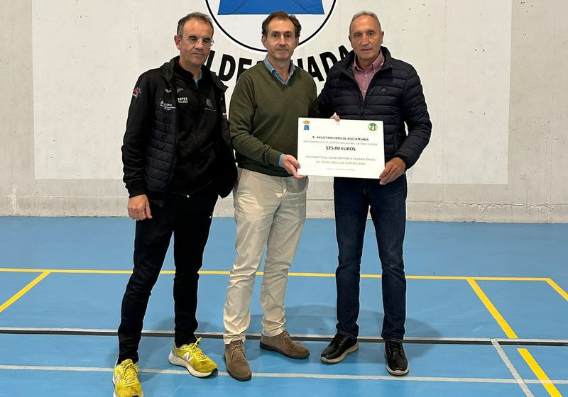 Entrega del cheque a Aspace con la recaudación del cross de Aldeatejada