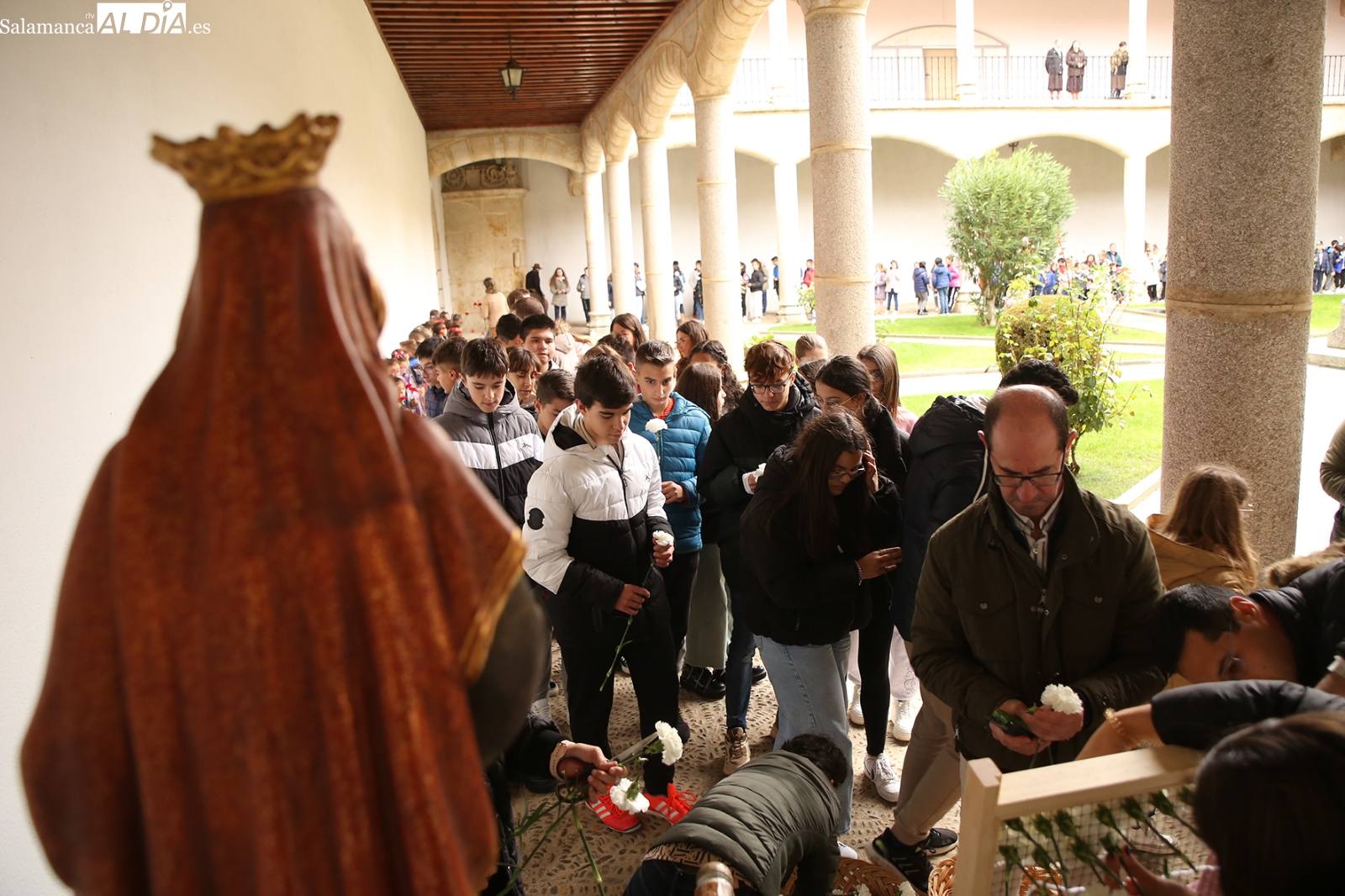 El pregón y la ofrenda floral inician las fiestas del Colegio Santa Isabel