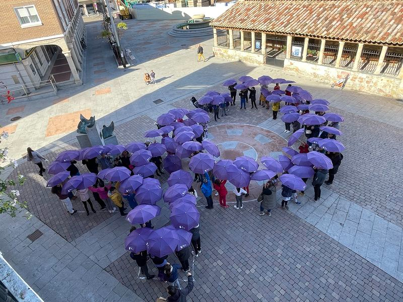 El gran lazo morado con paraguas que han creado en Carbajosa