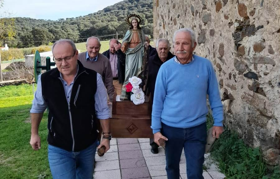 Los vecinos de Castillejo de Azaba procesionan a Santa Catalina de Alejandría