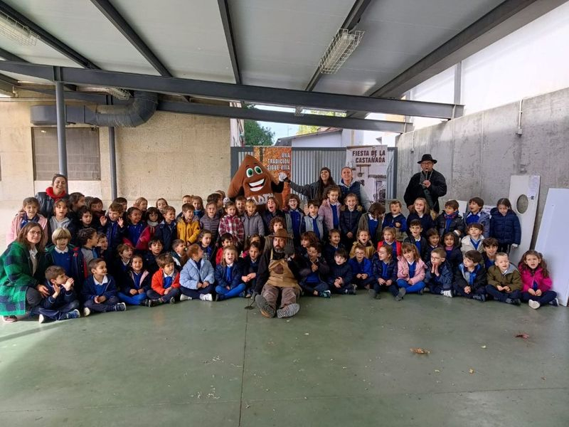 Los más pequeños del colegio Maristas disfrutan con la fiesta del Magosto