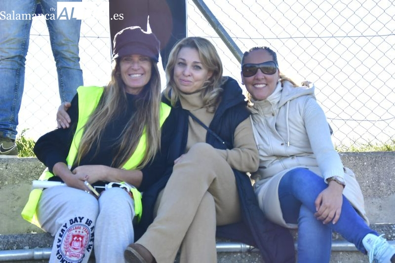 El buen tiempo anima a los salmantinos a disfrutar del deporte local con ambientazos en las gradas