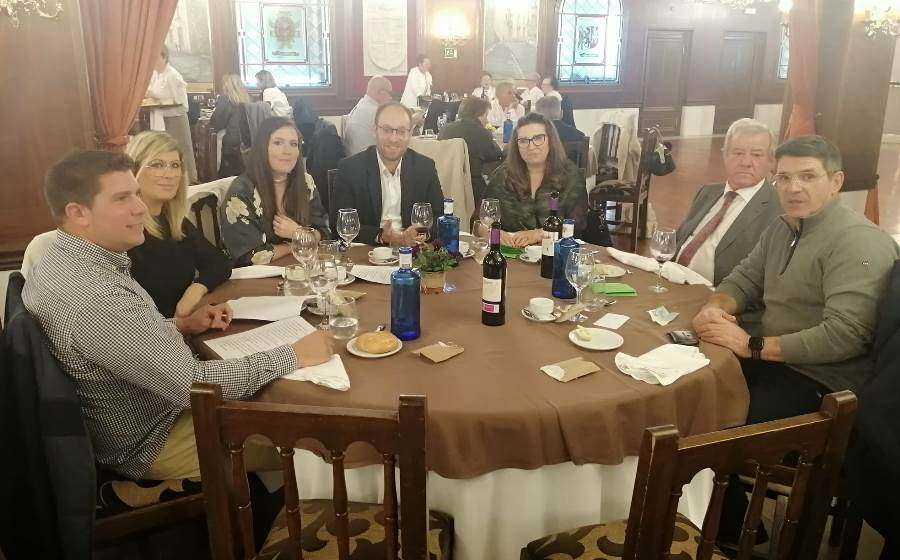 La AECC recupera su cita en torno a la mesa congregando a 250 comensales