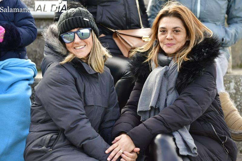 Los salmantinos se abrigan para combatir la llegada del frío a las gradas