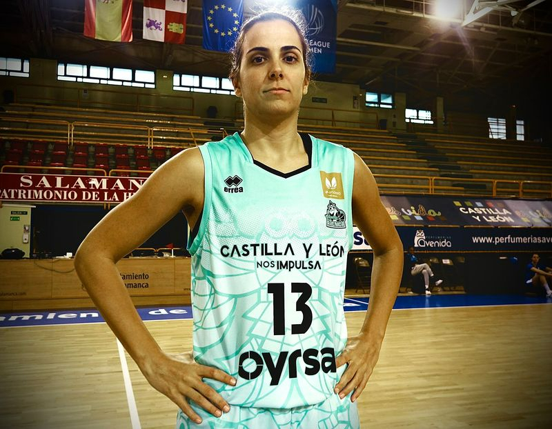 El Perfumerías Avenida presenta su novedosa tercera equipación