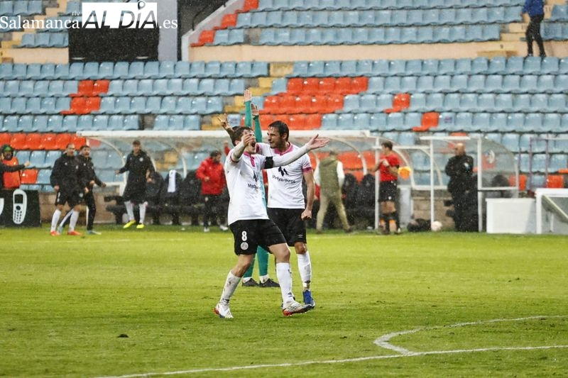 El Salamanca UDS sobrevive al Astorga y el arbitraje tras quedarse con nueve en la lucha por el ascenso (1-1)