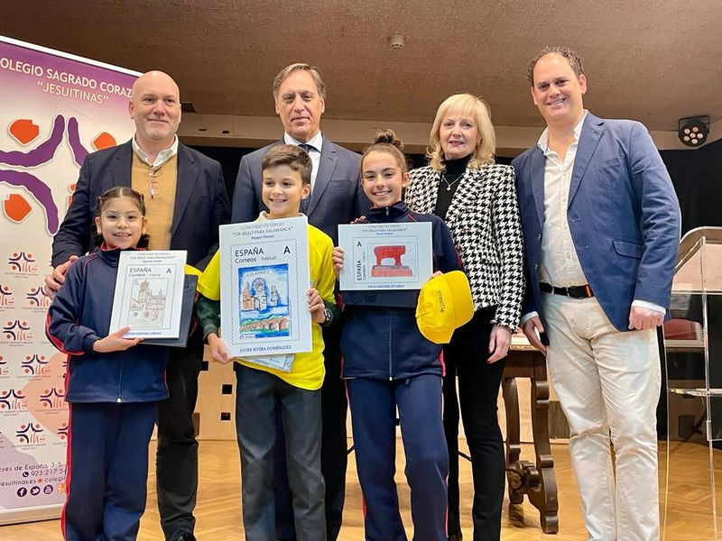 La filatelia engancha a escolares salmantinos
