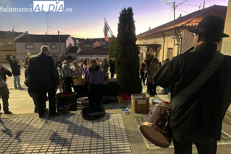 Galinduste asa 50 kilos de castañas para sus vecinos