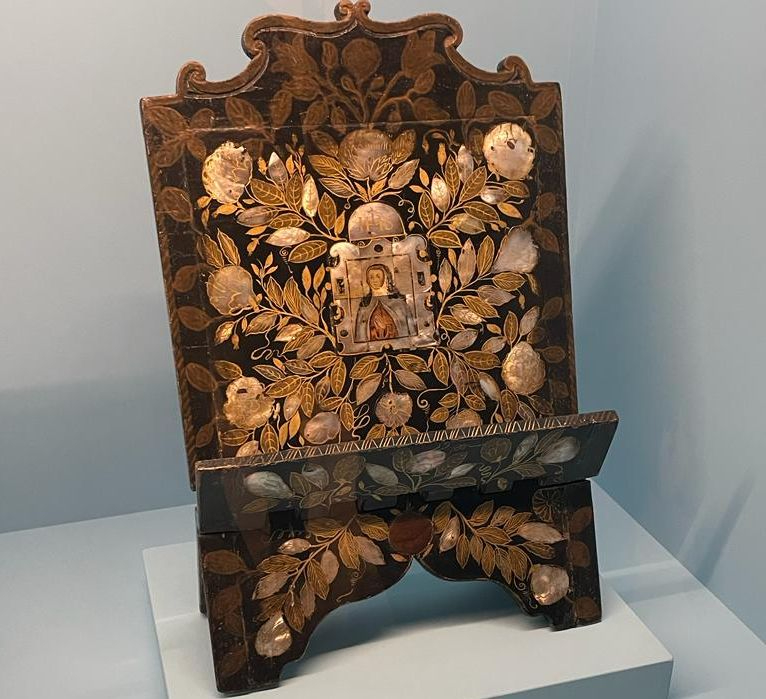 ‘Carmus’ cede un atril del siglo XVII a la La luz del nácar. Reflejos de oriente en México’