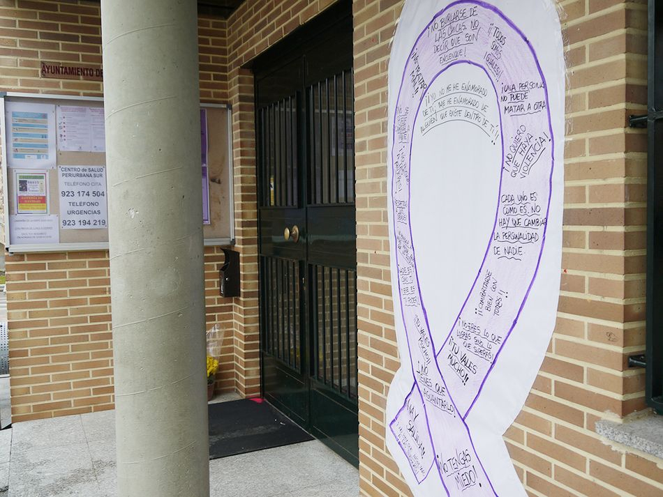 Juegos gigantes de madera y un gran lazo con paraguas morados, entre las actividades por el 25N en Carbajosa 