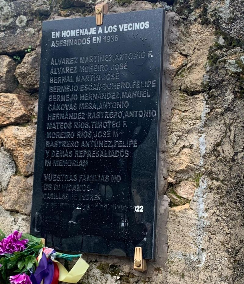 Denuncian la mancha con pintura negra de la placa que recuerda las víctimas franquistas de Casillas de Flores