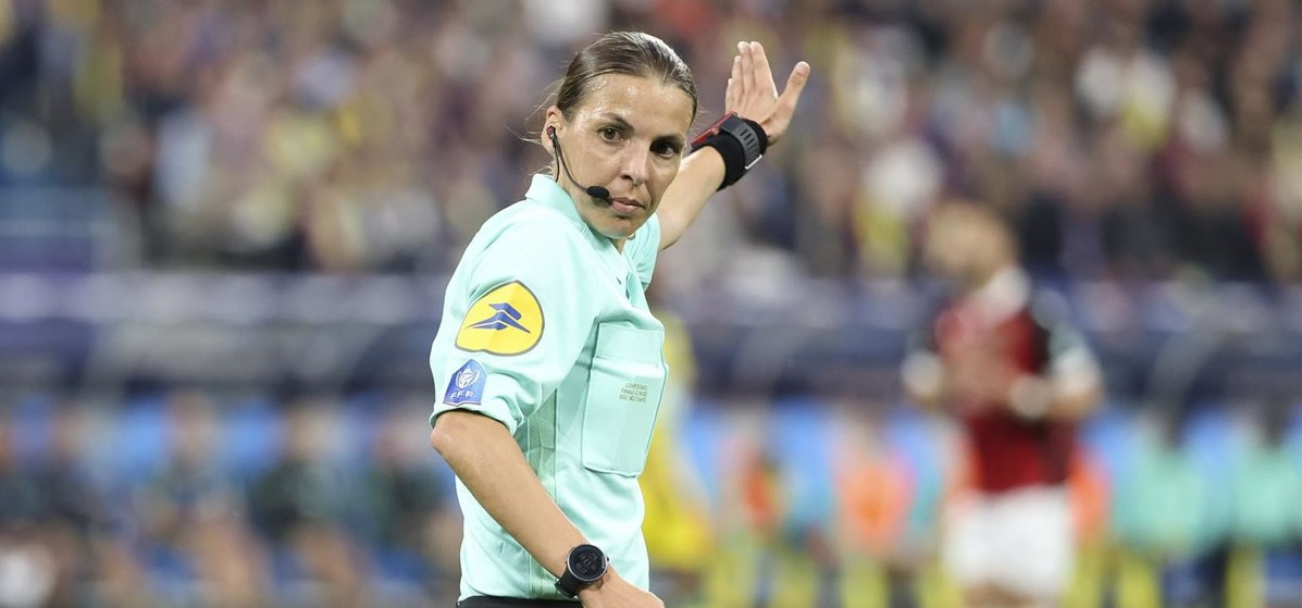 La primera árbitra de la historia en pitar en un Mundial se estrenará con un partido del grupo de España