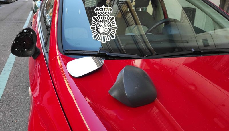 Destroza retrovisores, antenas y limpiaparabrisas de 15 coches en el Camino de las Aguas