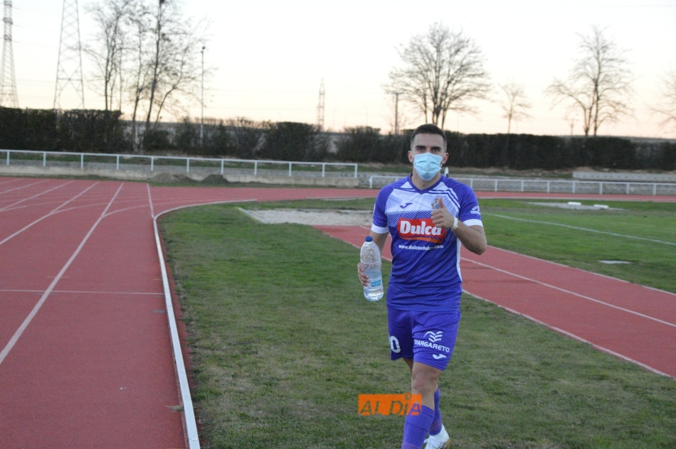 Manu González, llegar y besar el Santo: gol y victoria en su debut con el filial de Unionistas