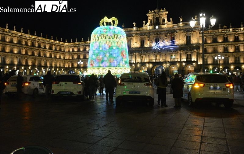 Taxistas solidarios volverán a llevar a mayores de residencias para que vean las luces navideñas