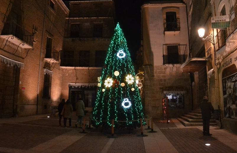 El Ayuntamiento invita a los niños a decorar el árbol navideño de la calle Madrid