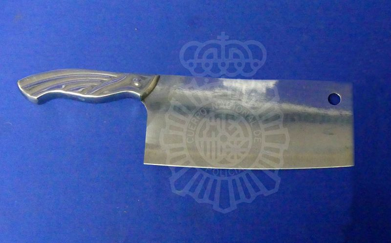 Amenaza a sus caseros con un cuchillo en un piso de Garrido y éstos tienen que huir