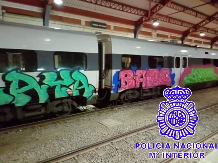 Detenido un varón por pintar vagones de un tren y ocasionar daños por más de 5.000 euros