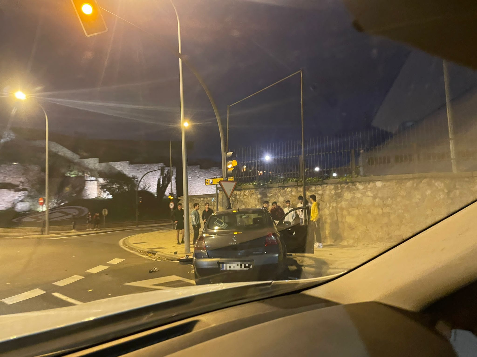 Accidente con choque del vehículo contra un semáforo en la zona de la Vaguada 