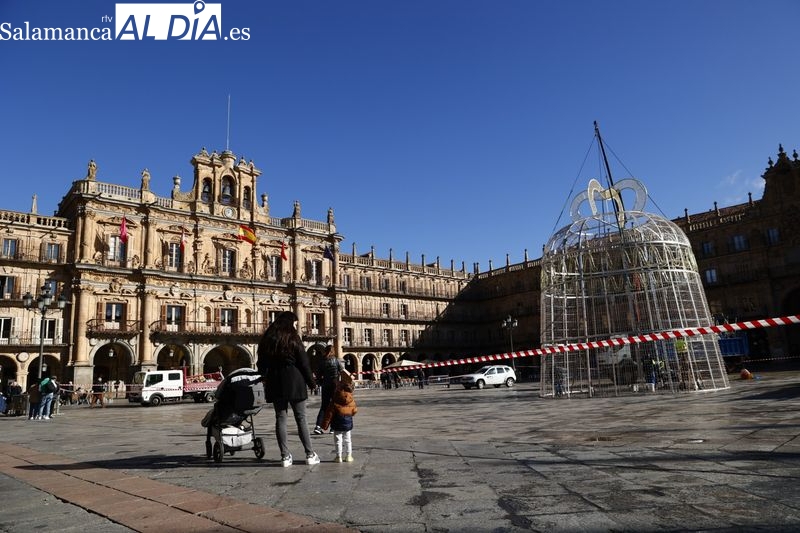 Llega a la Plaza Mayor la campana de 13 metros de altura