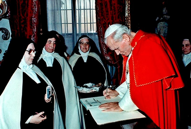 María Mercedes del Sagrado Corazón, con grabadora en mano, junto al Papa Juan Pablo II en Alba de Tormes