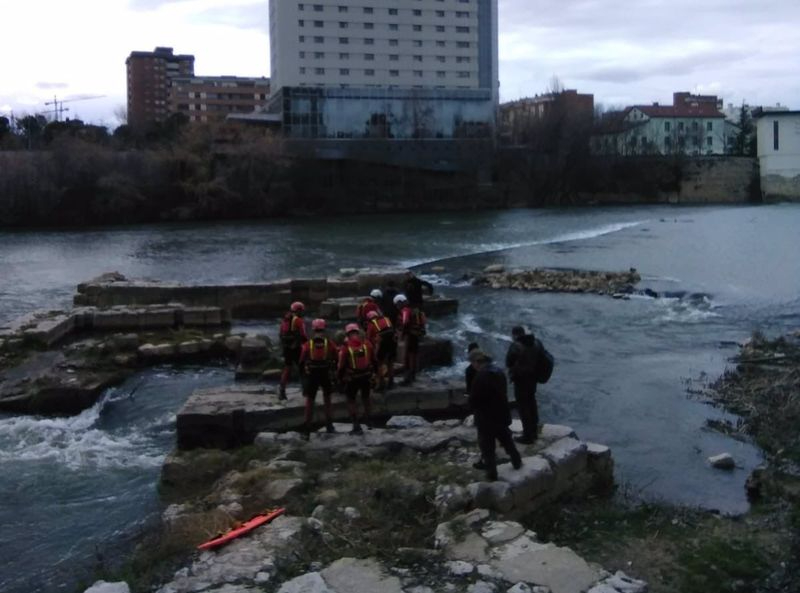 Los Bomberos de Valladolid rescatan a un hombre que se arrojó al río huyendo de la Policía 