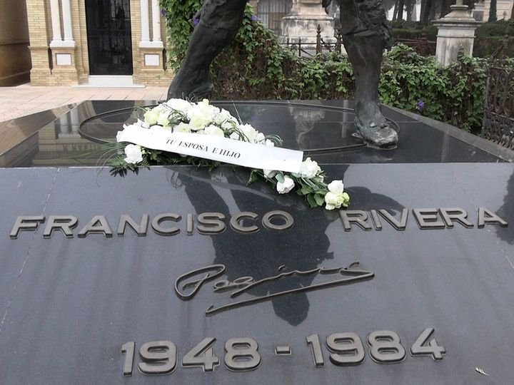 Isabel Pantoja incluye a Kiko Rivera en la corona de flores para Paquirri  