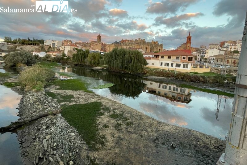 El río Tormes, con el caudal bajo a su paso por Alba