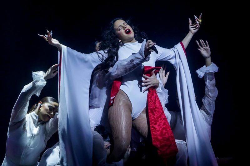 Rosalía arrasa en los Grammy Latinos con cuatro premios, incluido el de Mejor Álbum del Año