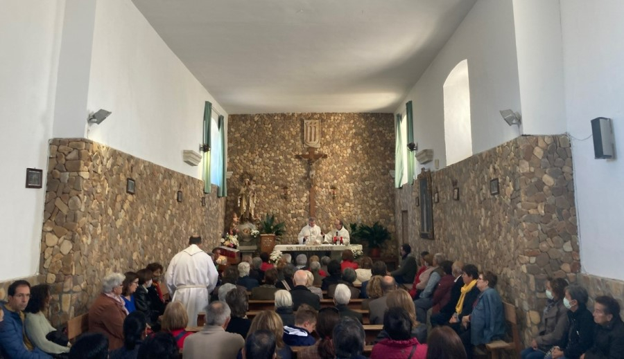 El Obispo preside una concurrida misa en el Cementerio
