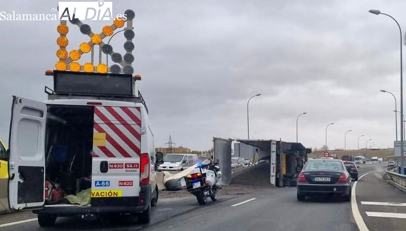 Vuelca un camión a la salida de la glorieta de Aldeatejada