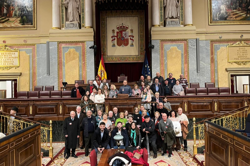Cerca de medio centenar de personas visitan el Congreso y el Senado con la Asociación de Mayores San Miguel