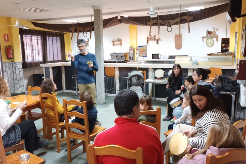 Salmoral da la bienvenida a la Navidad con un Taller de Villancicos