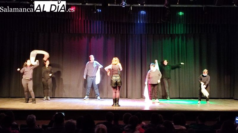 Los usuarios de Asprodes Vitigudino ponen en pie al público tras una bonita actuación 