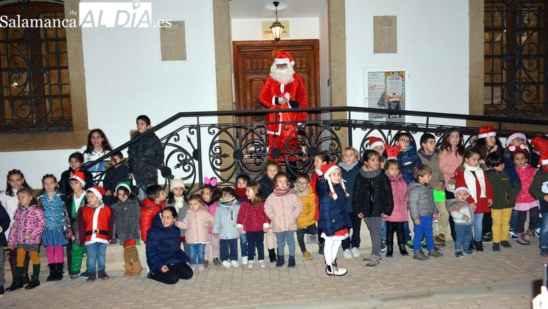 Los niños de Lumbrales reciben con emoción la visita de Papá Noel