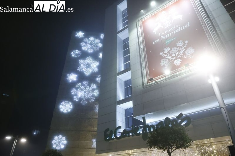 El Corte Inglés inaugura la Navidad en su fachada con la ayuda de las jugadoras del Avenida y la Fundación AVIVA