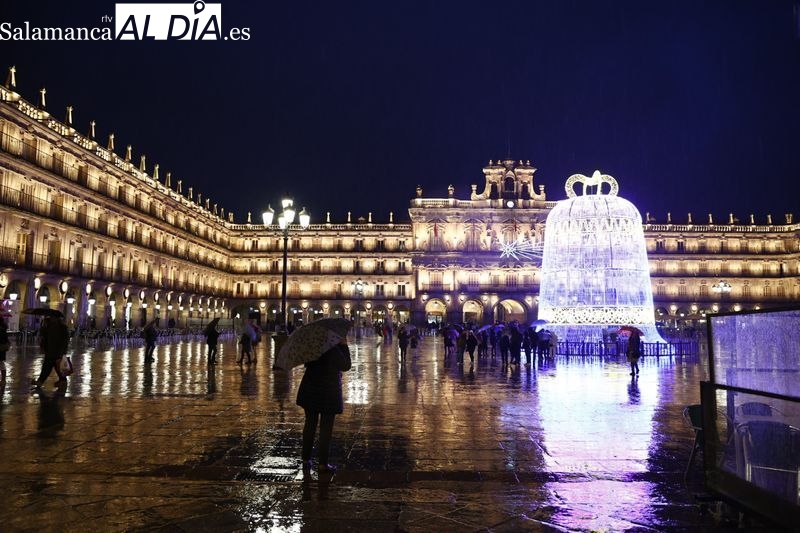 Tarde de paraguas y abrigos en un centro semivacío