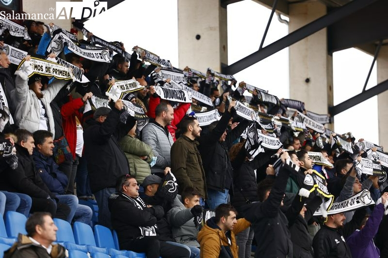 Ni el Día de la Constitución deja al Reina Sofía sin sentir el aliento de la afición de Unionistas